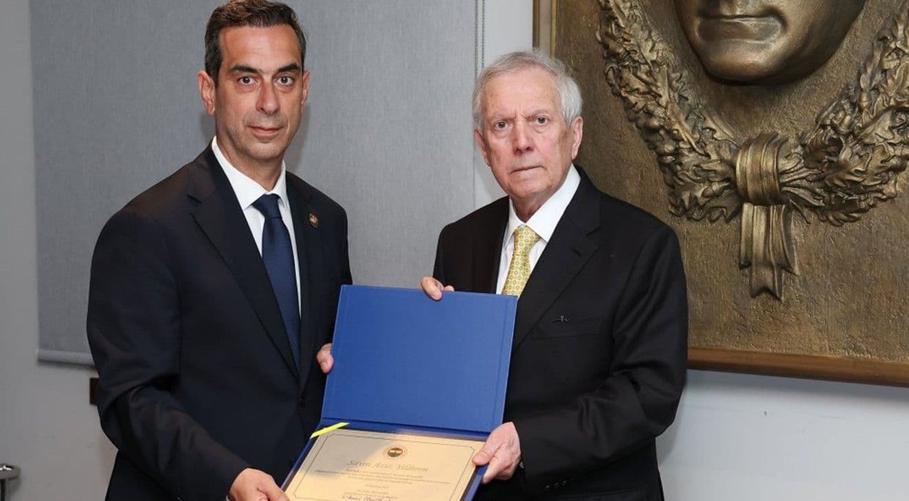 Fenerbahçe Başkanı Aziz Yıldırım ve yönetim kurulu üyeleri, mazbatalarını aldı