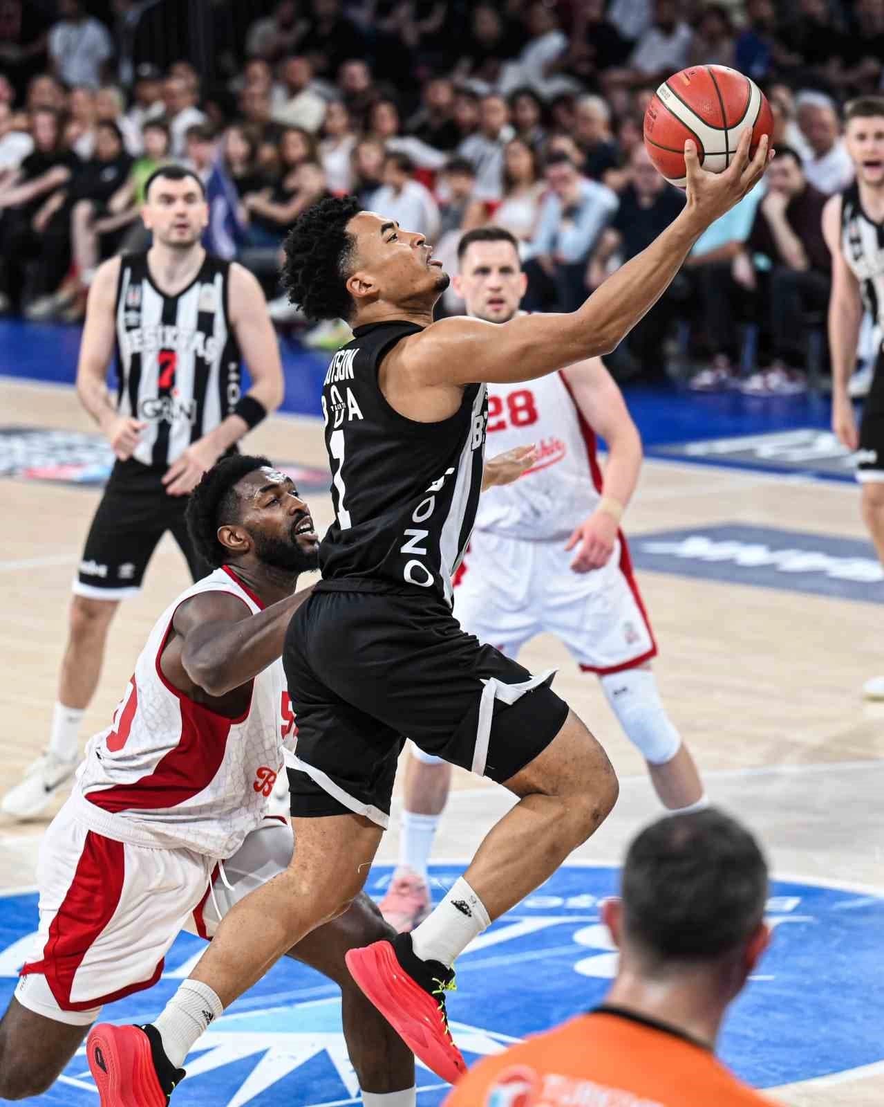 Beşiktaş deplasmanda kazanarak seriyi son maça taşıdı