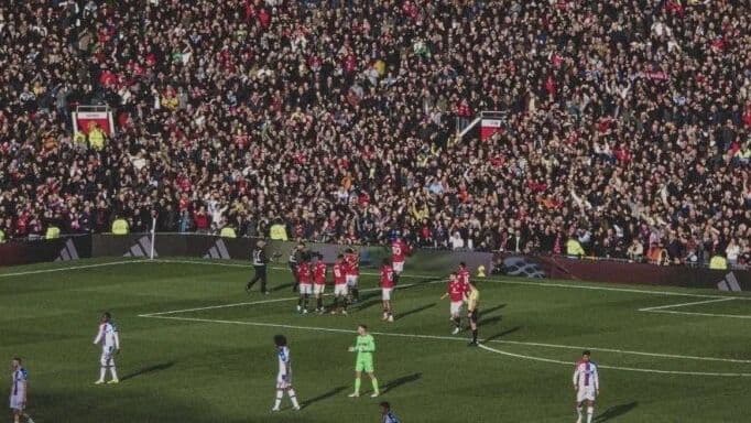 Taraftarlar sevinecek: Premier Lig’de fiyat patlaması önlendi