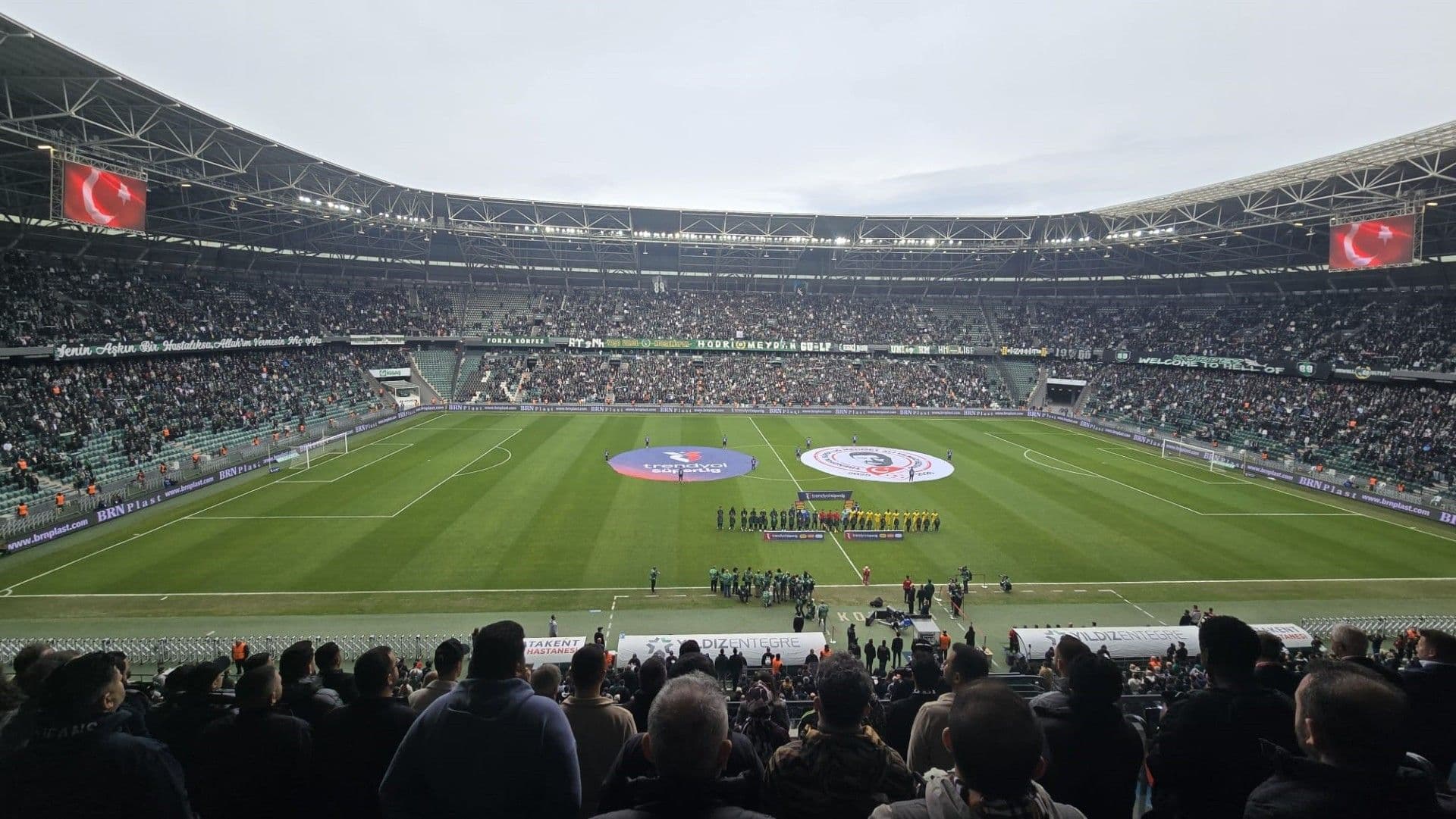 Kocaeli'de tribünler sustu, çocuklar için yas tutuldu