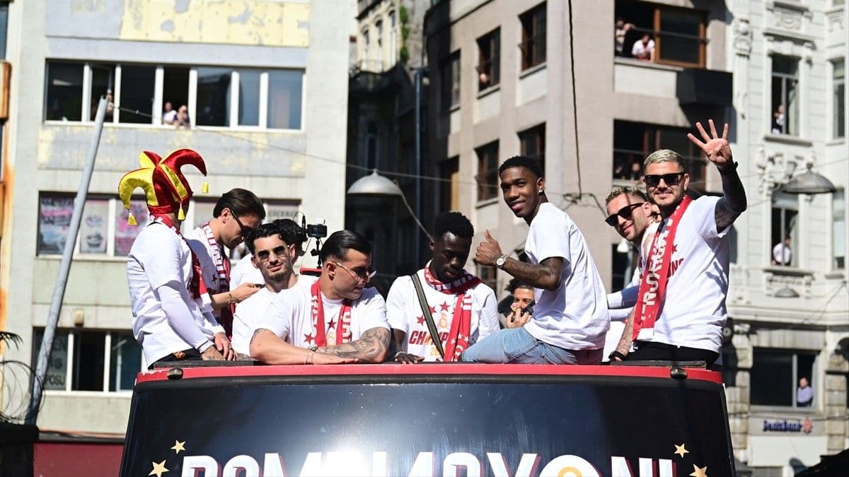 Galatasaraylı futbolcular, şampiyonluk kutlamaları için RAMS Park'a hareket etti