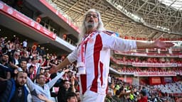 Tribünlerin "Gandalf Dedesi": Kırmızı-beyaz renklere adanan ömür