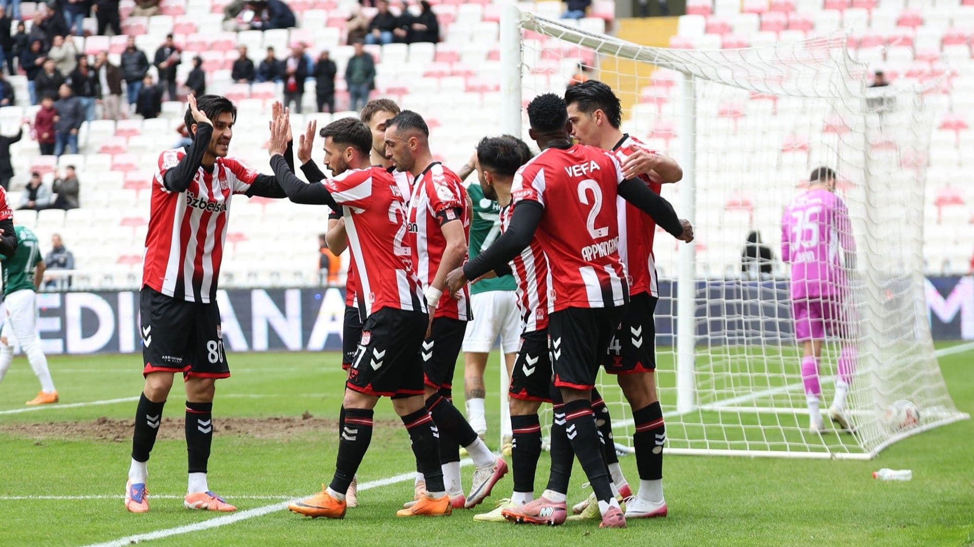 Sivasspor, Ümraniyespor'u tek golle geçti