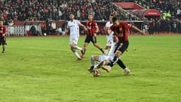 İki köklü camia İzmir'de karşı karşıya! Gözler Karşıyaka - Eskişehirspor maçında