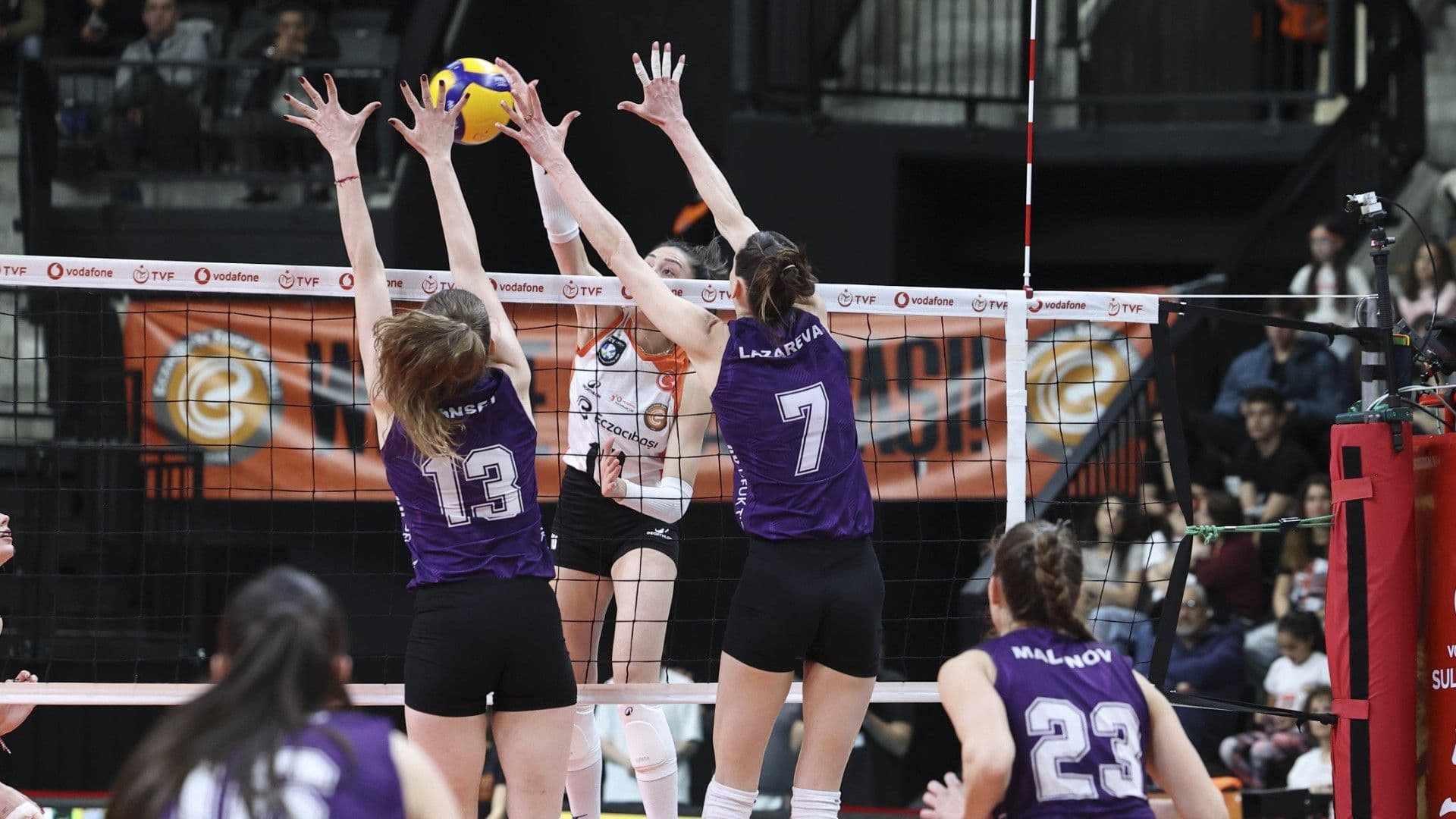 Eczacıbaşı Dynavit, Zeren Spor'u devirdi! Seride 1-0 önde