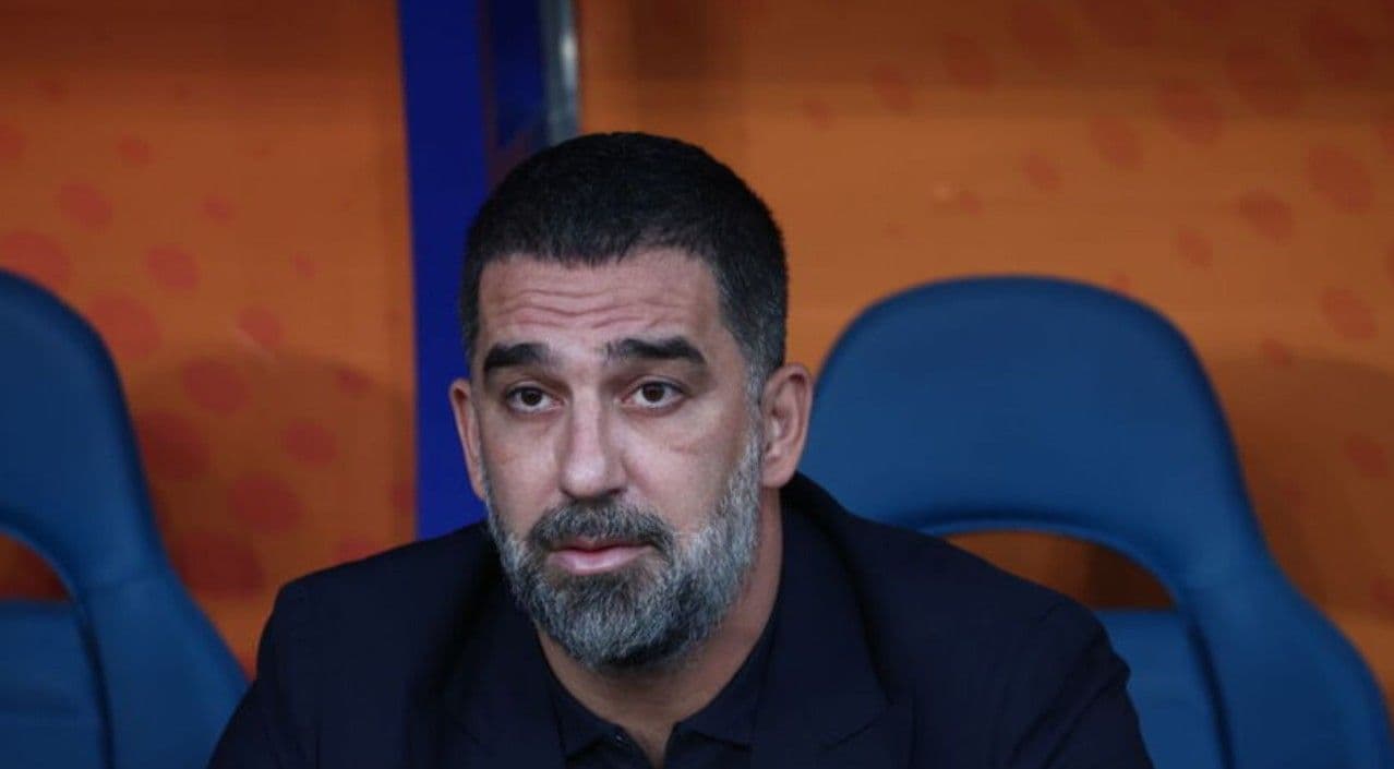 Arda Turan'ın maçında korkutan anlar! Geç başladı, iki kez ara verildi