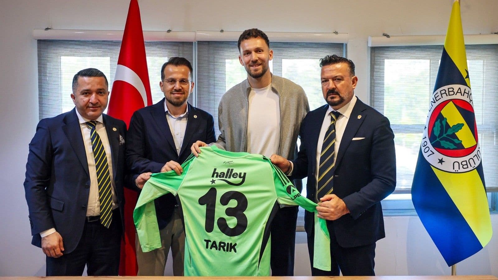Fenerbahçe, Tarık Çetin'in sözleşmesini 3 yıl uzattı