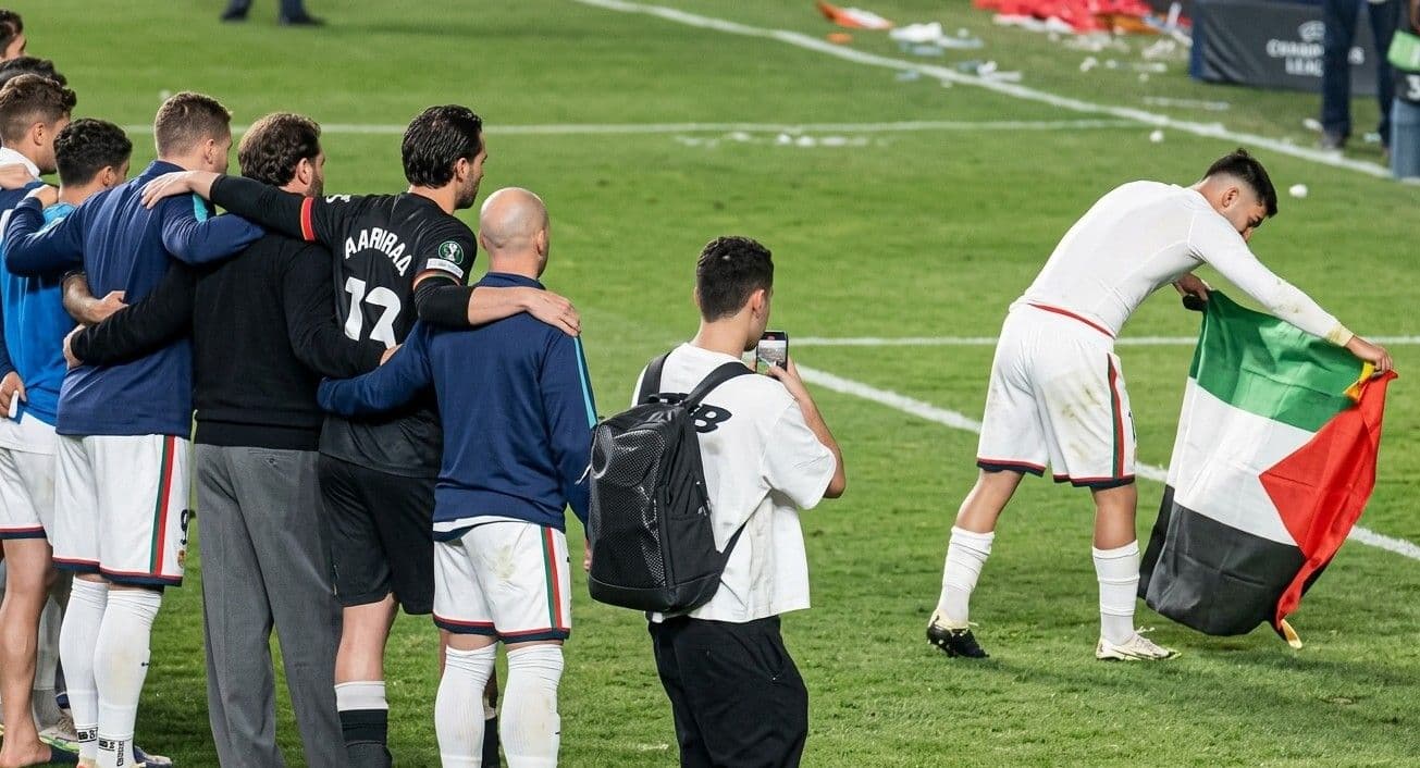 Yarı final zaferini Filistin bayrağıyla kutladılar