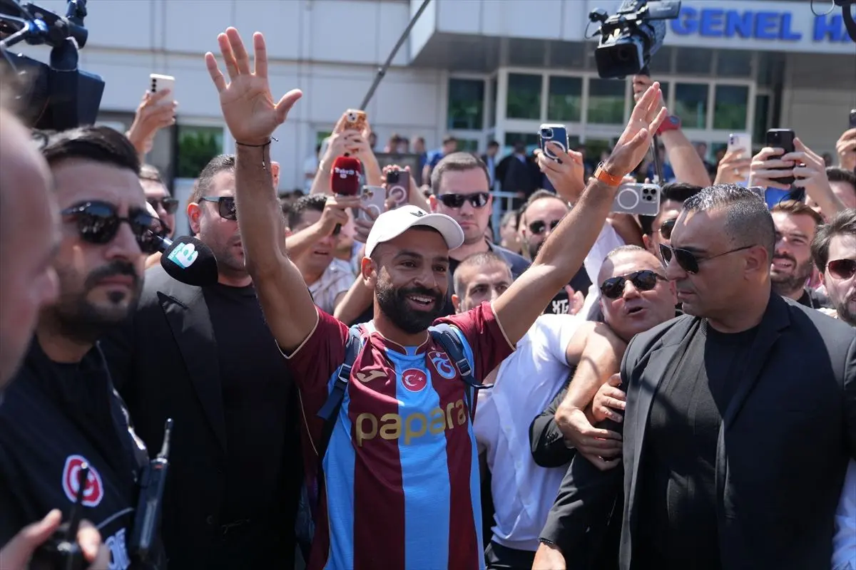 Trabzonspor'un yeni transferi Mohamed Salah İstanbul'da! Taraftara üçlü çektirdi