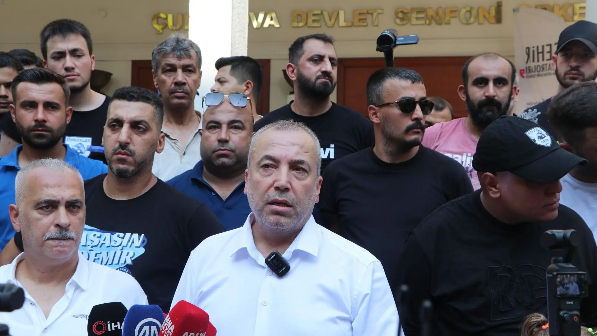 Adana Demirspor taraftarı bariyeri yıkıp belediyeye girmeye çalıştı