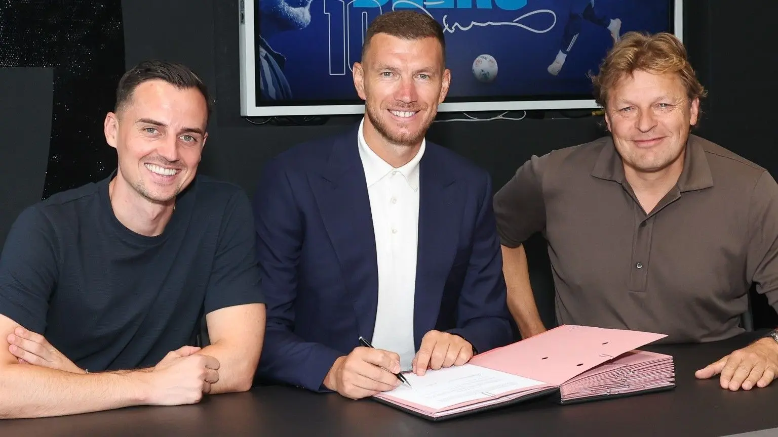 Edin Dzeko imzayı attı