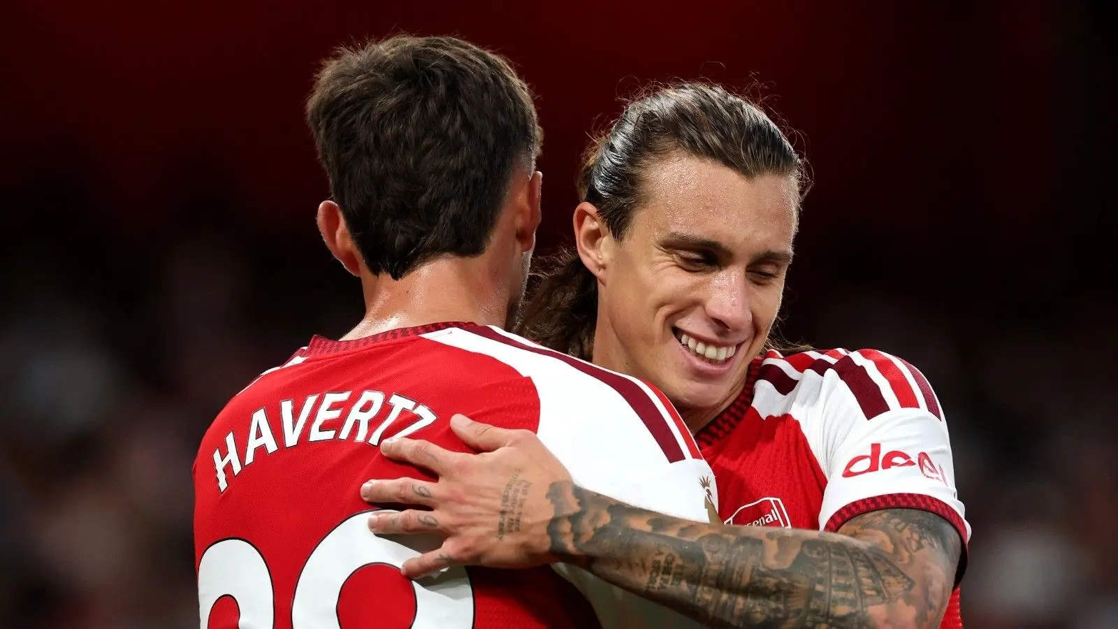 Son şampiyon Arsenal lige galibiyetle başladı