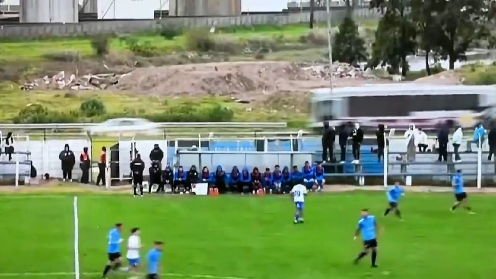 Video | Dışarı çıkan top kazaya sebep oldu!