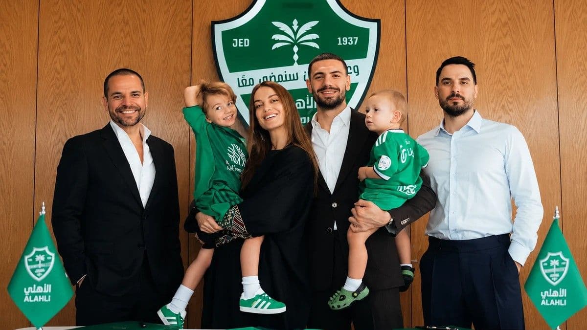 Merih Demiral’ın eşinden kafa karıştıran hamle!
